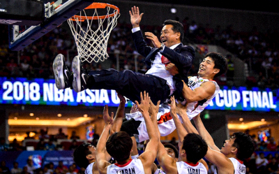 2018年NBA亚洲杯决赛日本队夺冠瞬间 - 球员抛起教练庆祝